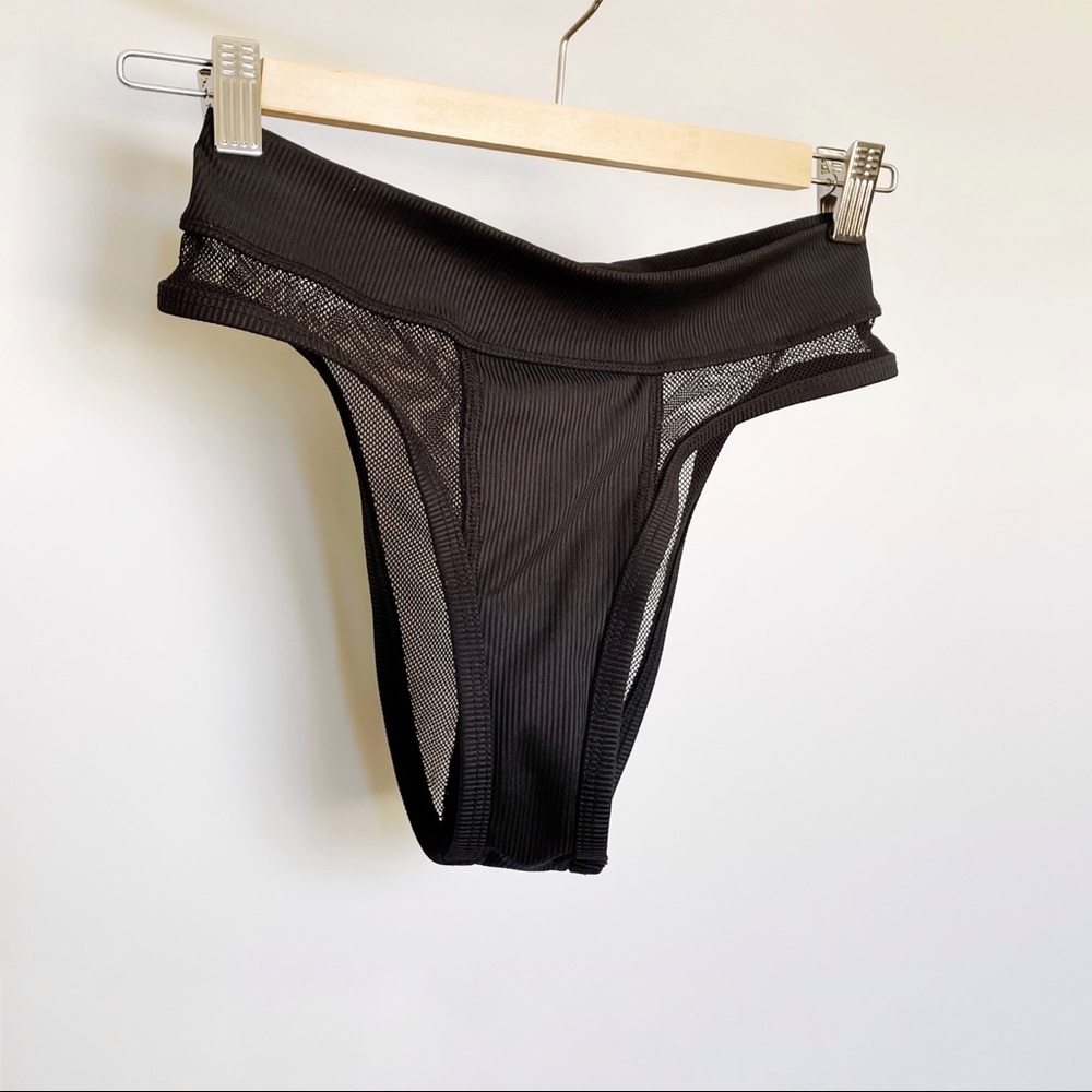 Minimale Animale Mesh Bikini Bottom.